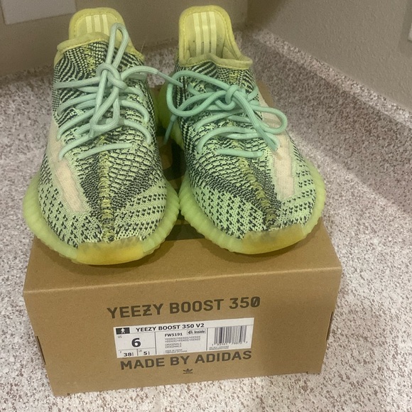 Yeezy Boost 350 - Picture 1 of 4